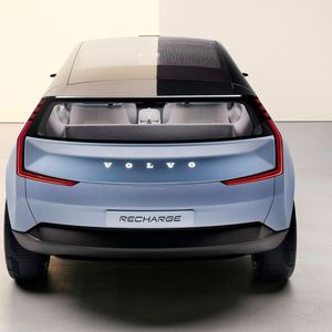 Das  Heck ist auffallend aufrecht.(Bild:  Volvo)