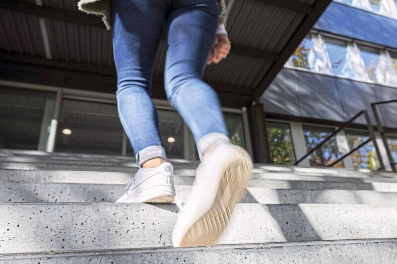 Selbst Alltagsaktivitäten wie Treppensteigen können sich sich positiv auf das seelische Wohlbefinden auswirken.