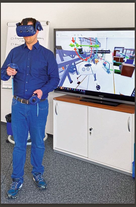Ein Mitarbeiter von Sanner validierte den Montageprozess am virtuellen Modell der Arbeitsstation.(Bild:  Item Industrietechnik)