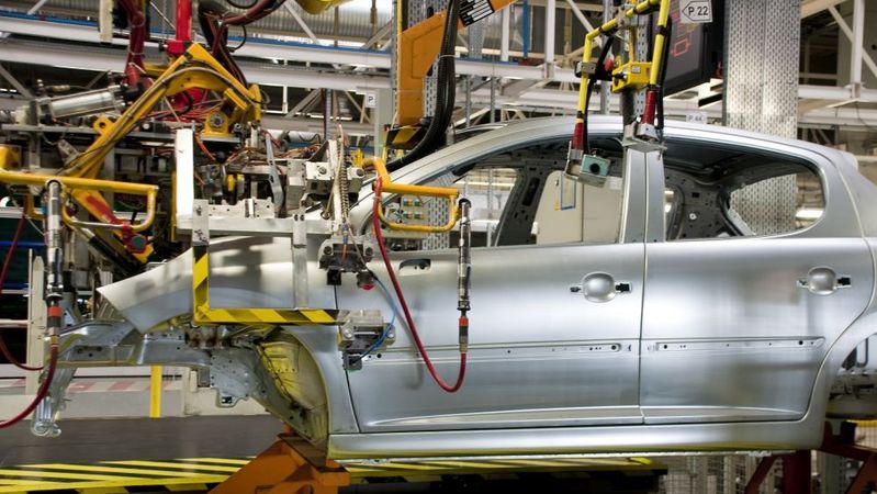 86 DAPs sind in der Fertigungslinie des Pkw-Herstellers verbaut, der dort neben Fahrzeugen mit Verbrenner-Motor auch Elektroautos produziert. (Bild:  LEANTECHNIK AG)