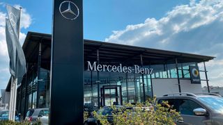 „Ein Relikt aus dem vorherigen Jahrhundert“: Daimler will sich von weiteren Mercedes-Benz-Niederlassungen trennen. Im Fokus sind Standorte in Großbritannien, Spanien und Belgien. (Bild: Achter/»kfz-betrieb«)