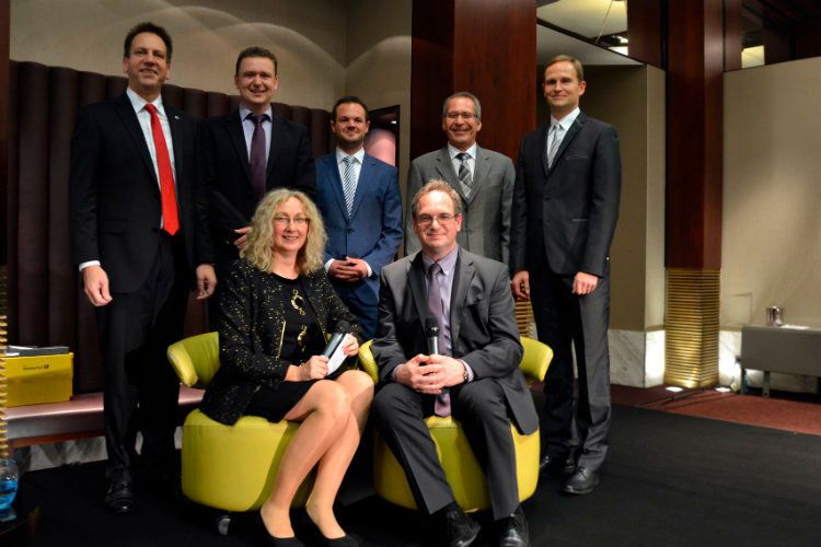 Zufriedene Gesichter beim Mazda-Händlerverband (vl.li.): Marko Böttcher, Thomas Haselbach, Birgit Ries, Matthias Hüls, Werner Prange, Dieter Habermann und Marcus Weller. (Foto: Mauritz)