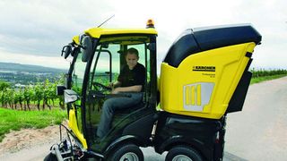 Kehrmaschine MC 50, die als Knicklenker enge Wenderadien ermöglicht. Als Modell Advanced gehören Anbausätze wie Schneeschild und Mähdeck zur Ausstattung. (Archiv: Vogel Business Media)