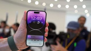 iPhone 14: Eine Person hält ein neues iPhone 14 Pro beim Produkt-Launch auf dem Campus des Apple-Hauptquartiers in Cupertino. (Bild: picture alliance / ASSOCIATED PRESS)