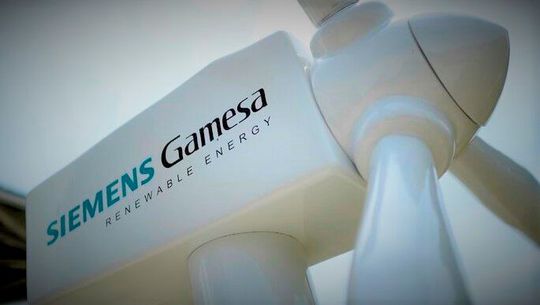 Abflug! Probleme hemmen den Erfolg des spanischen Windkraftwerk-Herstellers Siemens Gamesa, heißt es. Jetzt muss der Siemens-Gamesa-Chef Andreas Nauen seinen Hut nehmen. Wer den Job nun übernimmt, erfahren Sie im Beitrag.(Bild:  Siemens)