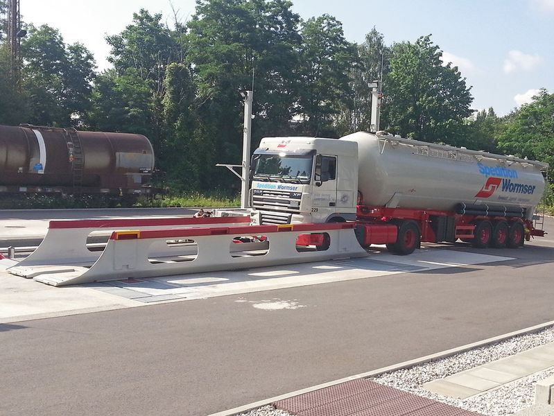 In die wannenförmigen Waggonaufsätze von Cargobeamer lässt sich jeder Sattelauflieger problemlos positionieren. (Bild: Cargobeamer)