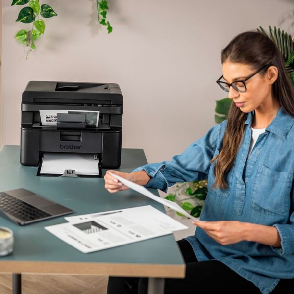 Eine kompakte Bauform mit geringer Standfläche zeichnet auch die neuen Monolaser von Brother aus. Das Top-Modell DCP-L1660W bietet einen automatischen Dokumenteneinzug für 10 Blatt. (Bild: Brother)