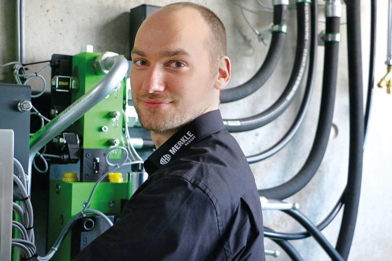 Philipp Santen at the company's specifically designed, very solid end position test bench. (AHP Merkle)