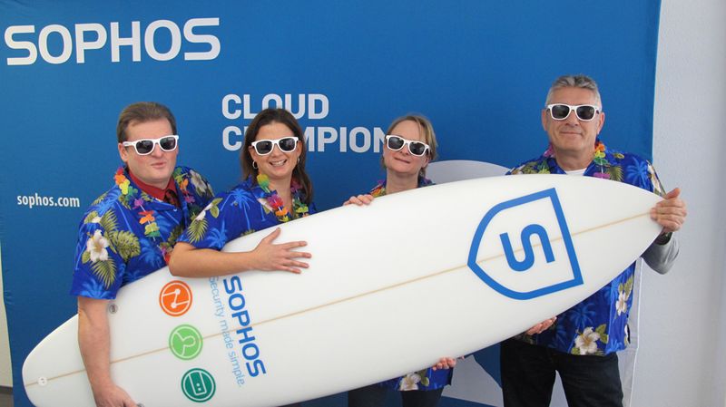 Bei ACP IT Solutions in Frankfurt surften Uwe Seyfert (Account Manager) und Dieter Klüh (r., Vertriebsbeauftragter) zusammen mit Tanja Sester und Daniela Teichert von Sophos auf der perfekten Welle.                       (Bild: Sophos)
