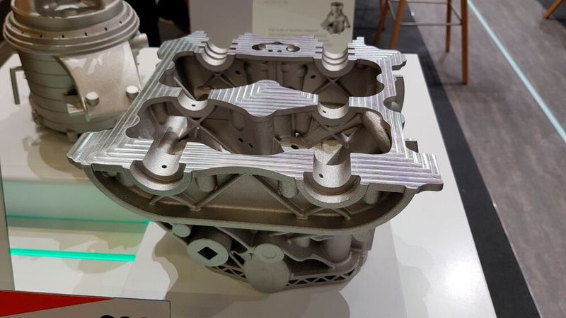 EOS präsentierte seine neue Aluminiumlegierung mit der höchsten Festigkeit: Al2139 AM. Die speziell für die eigenen DMLS-Systeme entwickelte Legierung hält bis zu 200 Grad Celsius aus und besitzt eine Zugfestigkeit von rund 500 Megapascal. Dadurch sind leichtere Bauteile möglich. (D.Quitter/VCG)