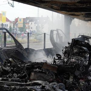 Von den in Brand geratenen Fahrzeugen blieb kaum etwas übrig.(Bild:  Feuerwehr der Stadt Butzbach)