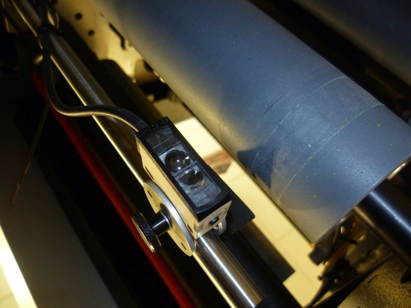 Mit der als Zubehör erhältlichen Stangenhalterung vom Typ MBD F 25ST kann der Kontrastsensor sehr nah am Prozess, d.h. unmittelbar über der Druckbahn, montiert werden. Die Schwalbenschwanzbefestigung ermöglicht eine präzise Feinausrichtung auch in beengten Einbaulagen. (Bild: Sensopart)
