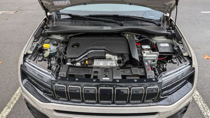 Die Kombination aus einem 1,2-Liter-Benzinmotor und einem Hybrid-System bietet insbesondere in der Stadt ein ausgewogenes Fahrgefühl. Auf der Autobahn allerdings zeigt sich schnell, dass hier keine Superkräfte verborgen sind: Beschleunigung und Durchzug erfordern Geduld. Die Höchstgeschwindigkeit von 184 km/h und der Sprint von 0 auf 100 km/h in 10,9 Sekunden machen klar, dass der Fokus des Avengers eher auf Effizienz als auf Dynamik liegt.  (Bild: Rosenow - VCG)