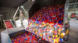 Der TÜV SÜD und die Reclay Group stellen ein neues Prüf- und Zertifizierungsangebot zur Recycelbarkeit von Verpackungen aller Art vor. Unterstützt werden sollen damit etwa Hersteller, Abfüller, Importeure und Online-Händler. (Veolia)