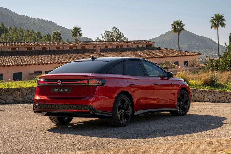 Am Heck ist die GTX- Version an schwarzen Elementen und der durchgehenden Lichtleiste zu erkennen. (Bild: VW)