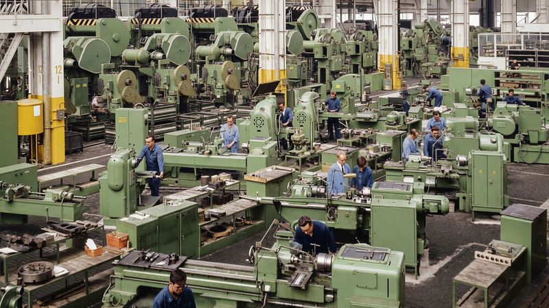 Schon 1972 entstand in Erweiterung ein 7.600 qm großes Presswerk, welches bis heute auf 45.000 Quadratmeter vergrößert wurde. Die seinerzeit größte Stufenpresse Europas, mit einem Gewicht von 650 Tonnen und einer  Presskraft von 3.600 Tonnen, stand zum zehnjährigen Jubiläum im Werk.  (Bild: Opel)