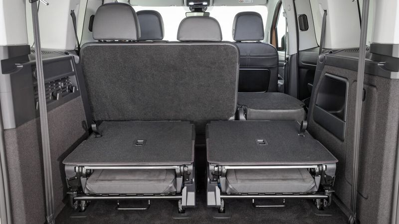 In der Pkw-Version ist die dritte Sitzreihe in der Normal- und Maxi-Ausführung variabler als früher. Die Wahl der Variante entscheidet letztlich über den Platz im Kofferraum. (Bild: VW Nutzfahrzeuge)