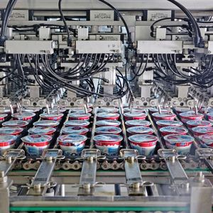 Emmi verarbeitet mittlerweile die Milch jeder vierten Schweizer Milchkuh.(Bild:  Schneider Electric / E.T. Studhalter)