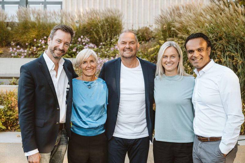 Thomas Peter (m., REINER SCT) mit der Speaker-Gruppe: (v. l.) René Borbonus, Stefanie Prehm, Sylvia Scherer und Santosh Wadwa (Bild: REINER SCT)