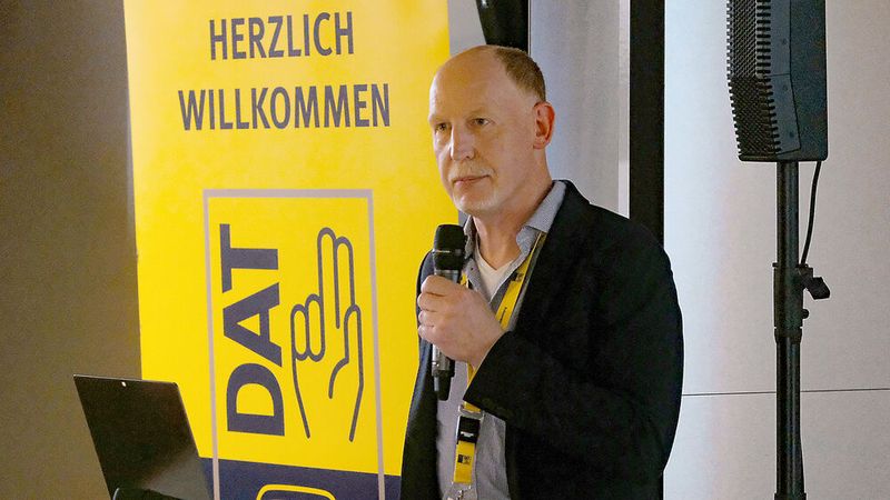 »kfz-betrieb«- und »Fahrzeug + Karosserie«-Redakteur Steffen Dominsky lieferte im Rahmen seines Vortrags „Autos von heute werden keine Oldtimer – oder doch?“ spannende Fakten über die künftige Reparaturmöglichkeit aktueller Fahrzeugelektronik. (Bild: Zietz – VCG)