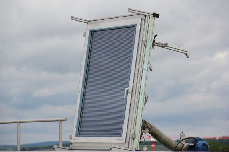 Nicht nur im, sondern auch auf dem Energy Efficiency Center wird emsig geforscht. Hier wird das Verhalten eines Fensters bei Sonneneinstrahlung untersucht. (Bild: Itasse)
