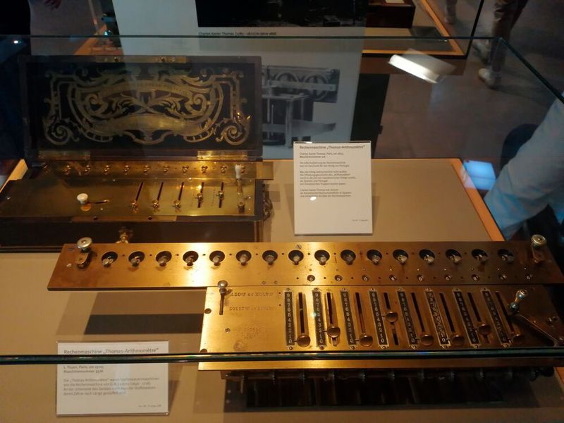 Bei einer Museumsführung konnte man alte Rechenmaschinen begutachten. (Bild: IT-BUSINESS)