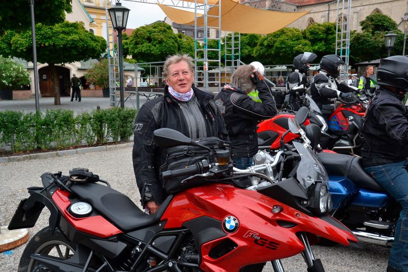 Alle Teilnehmerinnen und Teilnehmer der Vogel-Motorradtour wünschen Dir liebe Antje … (Bild: Michel/»kfz-betrieb«)