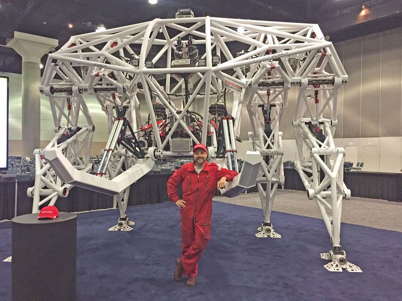 Jonathan Tippett vor seinem fünf Meter hohen Kind, dem «Mech Racer» Prosthesis. (Sergio Caré / VBM)