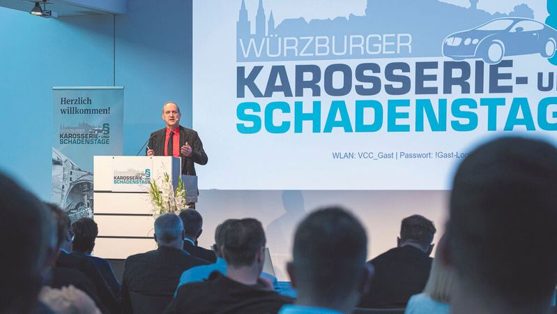 Rechtsanwalt Jochen Pamer, Geschäftsführer von Autorechtaktuell, erläuterte in Würzburg anhand vieler Beispiele, was Werkstätten bei der Schadenabwicklung im Haftpflichtfall falsch machen können.(Bild:  Stefan Bausewein)