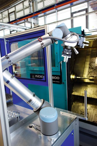 Bild 3: Ohne Schutzzaun: Der Leichtbauroboter übernimmt das Bestücken der Maschine. (Bild: Universal Robots)