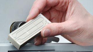 Der Biochip wird in einem mobilen Gerät vollautomatisch ausgewertet. Mediziner erfahren sofort, ob der Patient eine Blutvergiftung hat.  (Bild: Fraunhofer IPM)