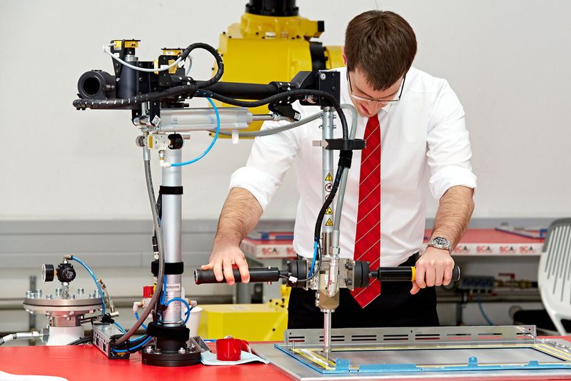 Klebemöglichkeit mit „intelligenter“ Bedienerführung von SCA: Applikator und Düse sind an einem in drei Achsen beweglichen Handlingarm befestigt. Die Klebepistole arbeitet dabei nur in einem festgelegten Bereich. (Bild: SCA)