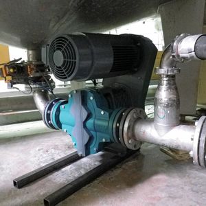Bild 1: Die Drehkolbenpumpe Tornado T2 wird zum Transport einer zähflüssigen Masse mit abrasiven Bestandteilen eingesetzt.