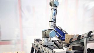 Die von Rollon und Dahl Automation entwickelte Verfahreinheit „Dahl Linear Move“ macht UR-Roboter mobil und erweitert ihren Aktionsradius. (Dahl Automation)