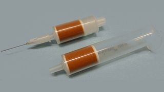 Abb.1: Standardkartusche für die herkömmliche Festphasenextraktion (u.) im Vergleich mit der deutlich kürzeren SPE-Kartusche für die automatisierte Vorgehensweise auf dem MPS-Autosampler. (Bild: Gerstel)