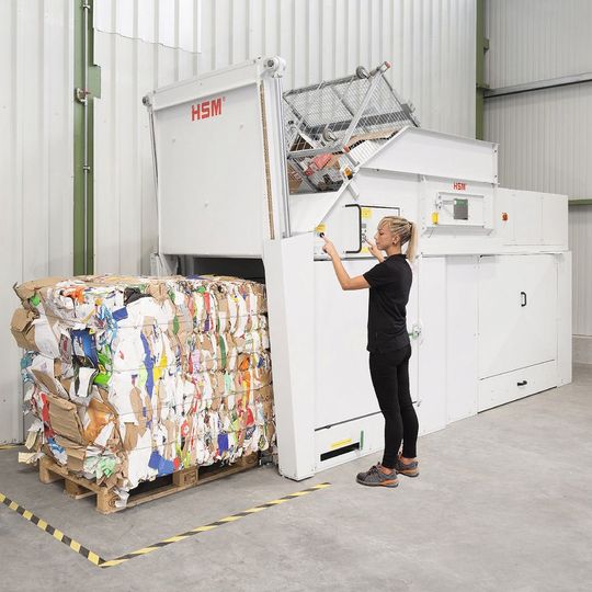 Die neue Horizontalballenpresse HSM HL 7009 arbeitet mit einer Presskraft von 700 kN. (Bild:  HSM)