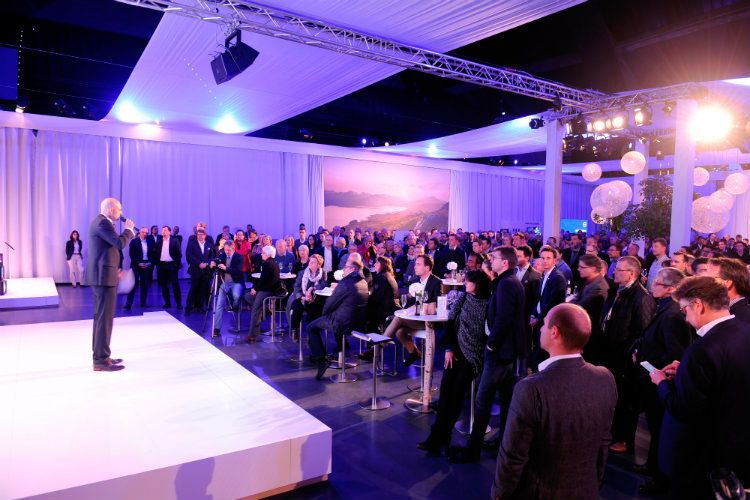 Ein Moderator führt die Gäste durch den Abend. (Foto: Christian Bittmann/Volvo)