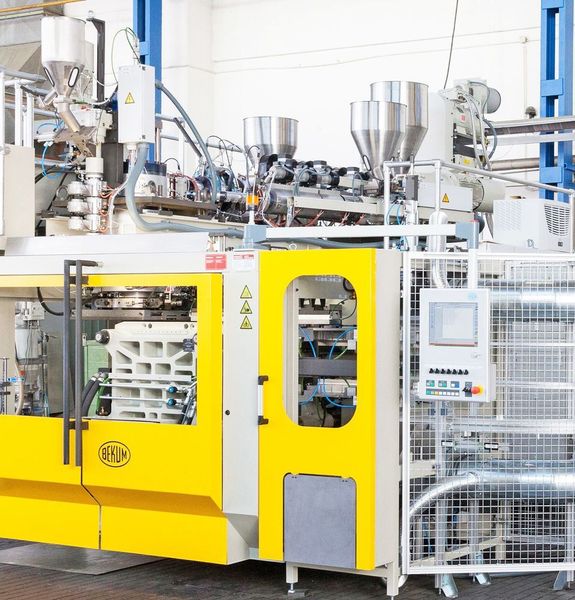 Die neue Eblow 37 von Bekum knüpfe leistungsbezogen kompromisslos an die bewährte BA 34.2 an. Dabei setzt Bekum, wie es weiter heißt, auf ein spzielles, energiesparendes System für die Maschinebewegung: Schließeinheit und Formschließfunktion werden elektrisch angetrieben, während der Schließdruckaufbau zur effektiven Kraftübertragung servohydraulisch erfolgt. (Bekum)