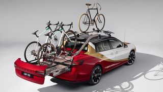Der Skoda L&K 130 ist bislang ein Einzelstück, überzeugt aber mit der Praktikabilität für begeisterte Radsportler. Aufgeladen und ab geht es in die Natur. (Bild: Skoda Auto)