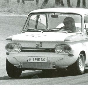 In einem Prinz 1000 wird Siegfried Spiess, der sich damals gerade einen Namen als Motorspezialist und Tuner macht, 1965 Deutscher GT Bergmeister aller Klassen. Nach vier Meistertiteln am Berg wechselt der Motorentechniker mit einem selbst getunten NSU TT auf die Rundstrecke. 1971 beendet er seine Fahrerkarriere, liefert mit seinem Know-how aber weiterhin wertvolles Wissen aus dem Rennsport für die Serie sowie für weitere sportliche Erfolge der Marke NSU.(Bild:  Audi AG)