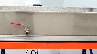 Die Edelstahl-Heizplatten von Busse befinden sich unter den Siedepfannen. Hier sorgen sie für eine konstante Temperatur und gleichmäßige Wärmeverteilung an den Pfannen (Essenz der Alpen)