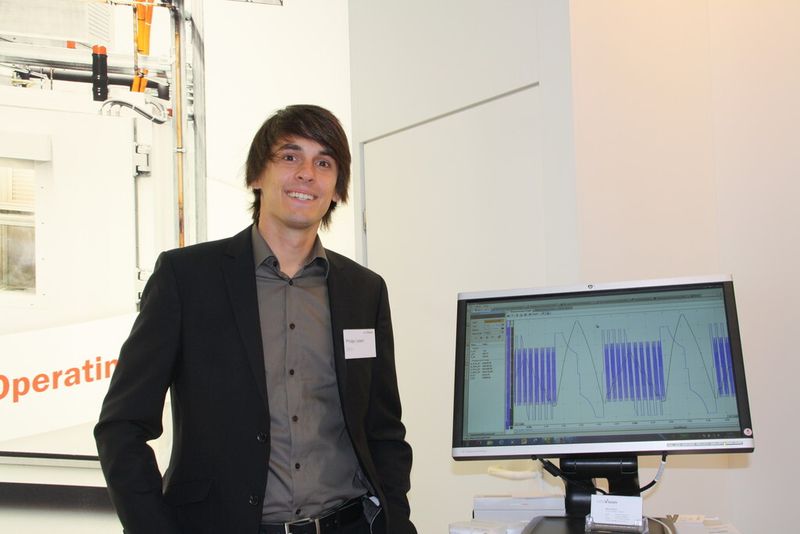 Eine große Rolle spielt auch das Testen der Batteriesysteme - am Stand von Scienlab und Voltavision können sich Besucher darüber informieren, zum Beispiel bei Dipl.-Ing Philipp Liesen. (Bild: Zwettler, konstruktionspraxis)