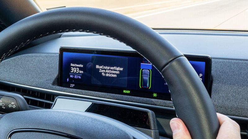 Nach einer kurzen Überprüfung der Situation zeigt ein Display, dass Blue Cruise nun die Regie übernehmen kann. (Bild: Autoren-Union Mobilität/Ford)