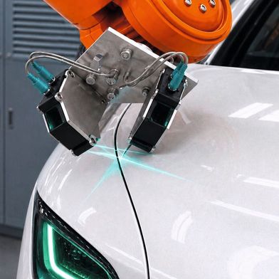 Polyplan hat eine gute Nachricht für Qualitätssicherer aus dem Fahrzeugbau-Bereich. Denn jetzt können Spalt- und Bündigkeitsmessungen automatisiert per Roboter am ganzen Fahrzeug erfolgen. Und das ist nicht alles, was mit den sogenannten SMA möglich wird ... (Bild: Polyplan)