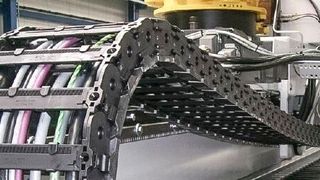 Mit seinem Tochterunternehmen EKD Systems ist Helukabel auf einbaufertige Schleppketten für besondere Anforderungen spezialisiert. (Bild: Helukabel)