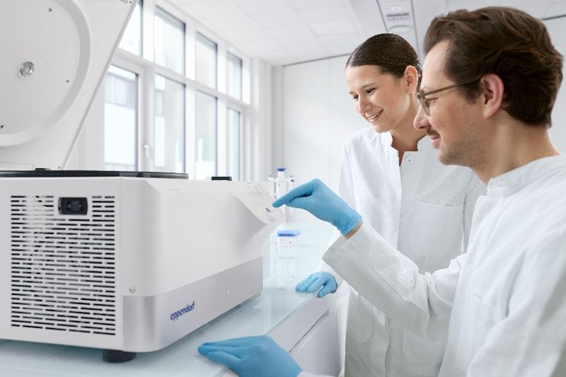 Gekühlte 3-Liter-Tischzentrifuge für Reaktionsgefäße, Flaschen und Platten(Bild:  Eppendorf)