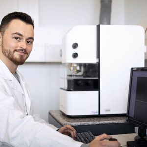 Dominik Röhr erforscht Proteine, die bei Alzheimer verändert sind.(Bild:  © Michael Schwettmann)