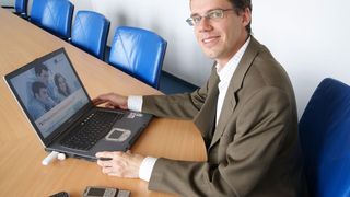 C4B-Vorstand Michael Schreier führte das Xphone in den Redaktionsräumen von IT-BUSINESS vor. (Archiv: Vogel Business Media)