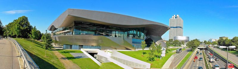 Platz 26: BMW mit einem Gehaltsgefälle von 31 (Bild zeigt BMW Welt und BMW Tower in München) (Von Guido Radig - Eigenes Werk, CC BY-SA 3.0, https://commons.wikimedia.org/w/index.php?curid=15368548)