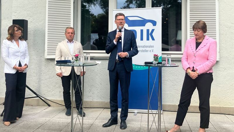 Hauptredner beim VDIK-Abend war Christian Hirte (3.v.l.), Parlamentarischer Staatssektretär im Bundesverkehrsministerium. Er versprach den Kurs bei den Klimazielen beizubehalten, den Weg aber offener zu gestalten. Mit auf dem Podium: Imelda Labbé (l.), Thomas Peckruhn (2. v.l.) und Hildegard Müller (r.). (Bild: Doris S. Pfaff)